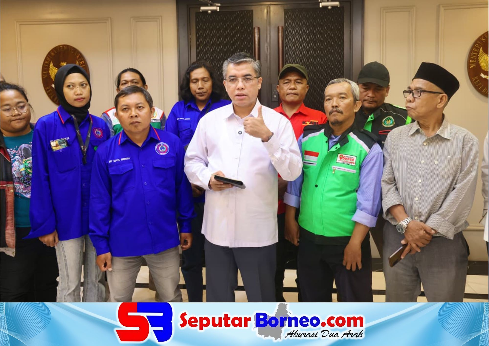 Menteri Ketenagakerjaan (Menaker) Yassierli bersama pengemudi/ojek online (ojol), kurir, dan sopir sebagai pekerja informal sektor transportasi saat audiensi Aliansi Forum Rembug Pekerja Platform di Kantor K ementerian Ketenagakerjaan, Jakarta, Selasa (10/02/2026). FOTO: BIRO HUMAS KEMENAKER/SB