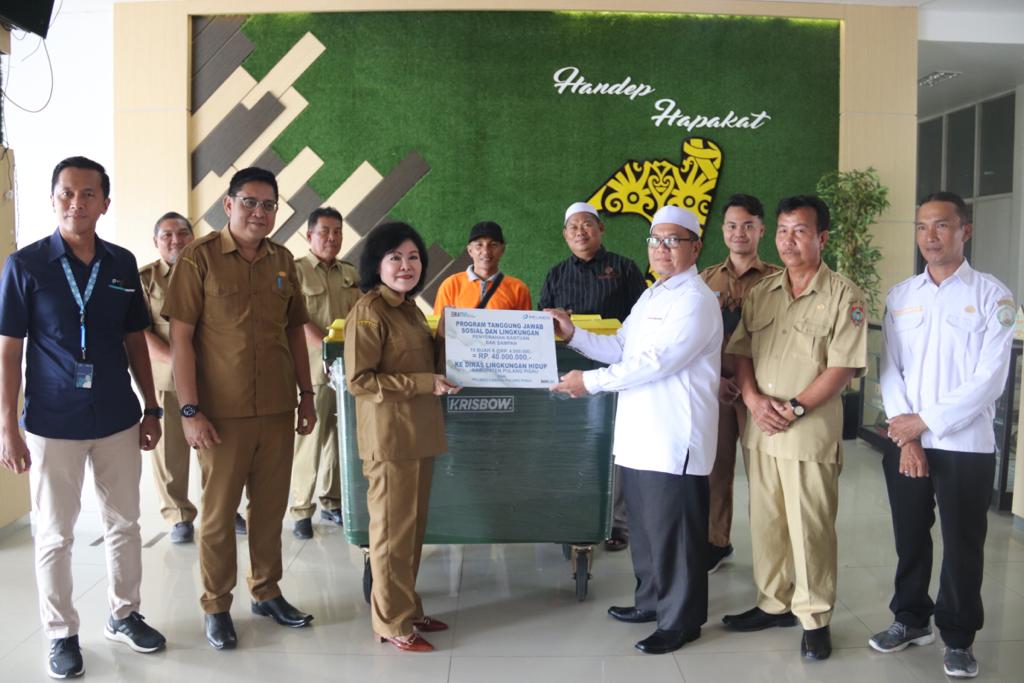 Pemkab Pulang Pisau Menerima Bantuan Bak Sampah