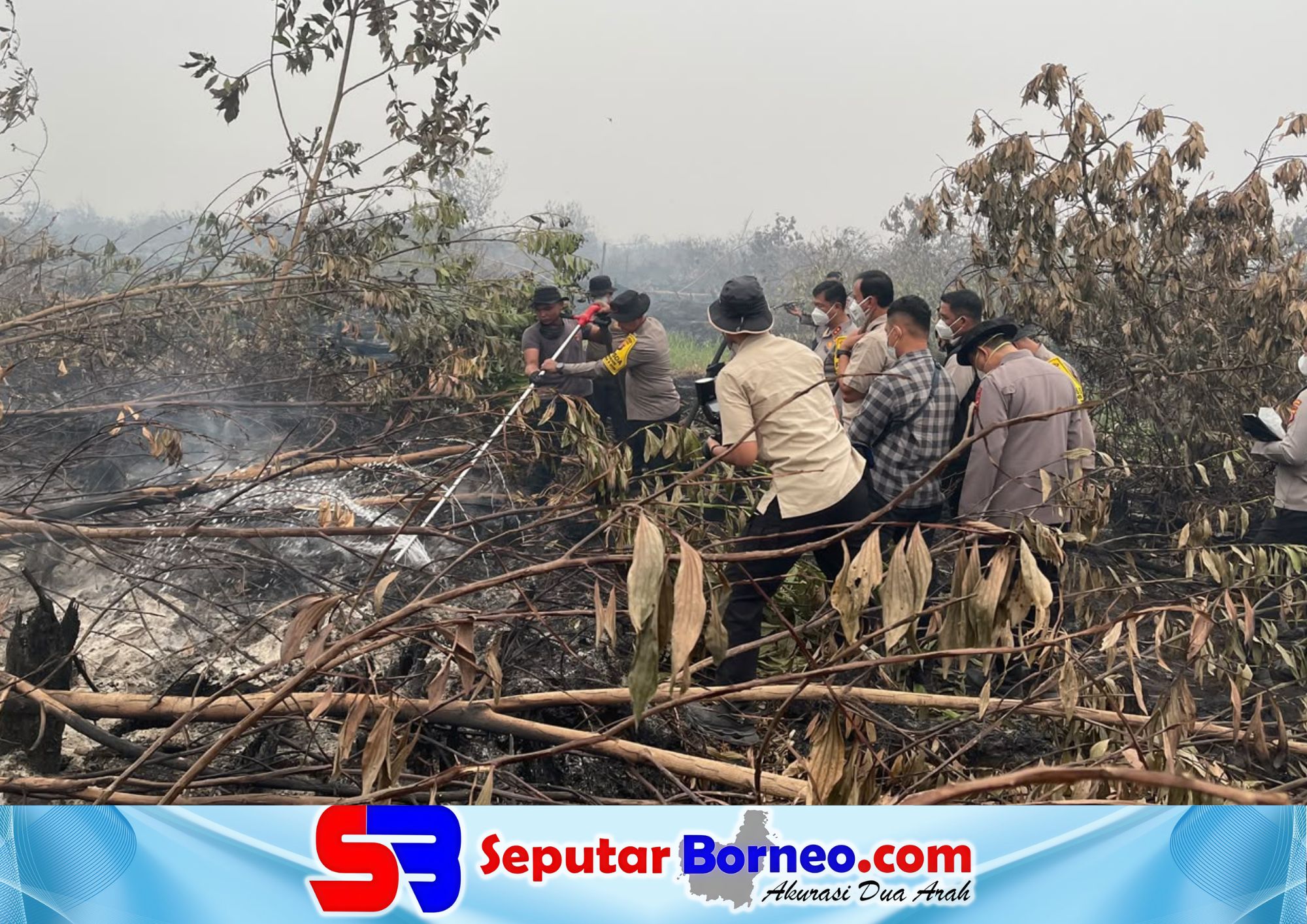 Kapolda Kalteng, Irjen Pol Iwan Kurniawan bersama Aslog Kapolri Irjen Pol Suwondo Nainggolan meninjau pemadaman karhutla di Manduhara menggunakan cairan X-Fire. (FOTO:ISTIMEWA)