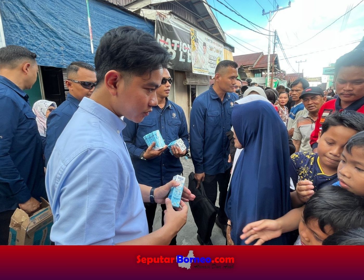 Gibran Blusukan ke Permukiman Padat Penduduk di Palangka Raya