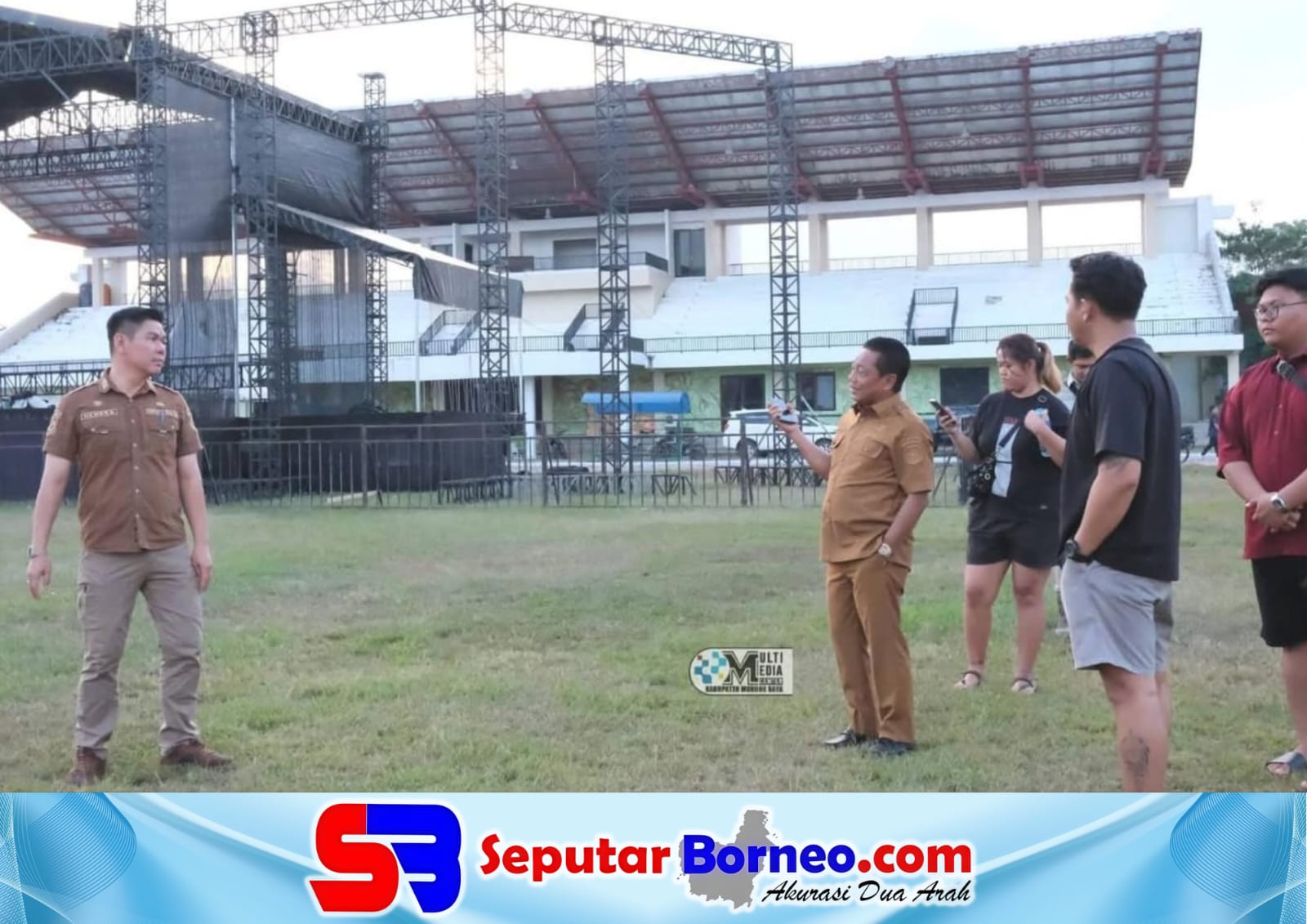 Bupati Murung Raya Heriyus saat meninjau langsung venue kegiatan di Stadion Willy M. Yoseph, Puruk Cahu, Selasa (28/7/2026) sore.FOTO: HUMAS/SB