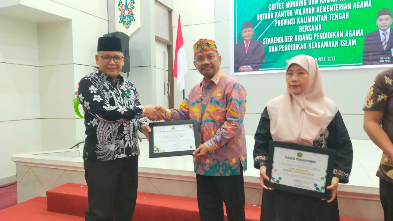 Kemenag Kalteng Beri Penghargaan Kepada Pemkab Kapuas