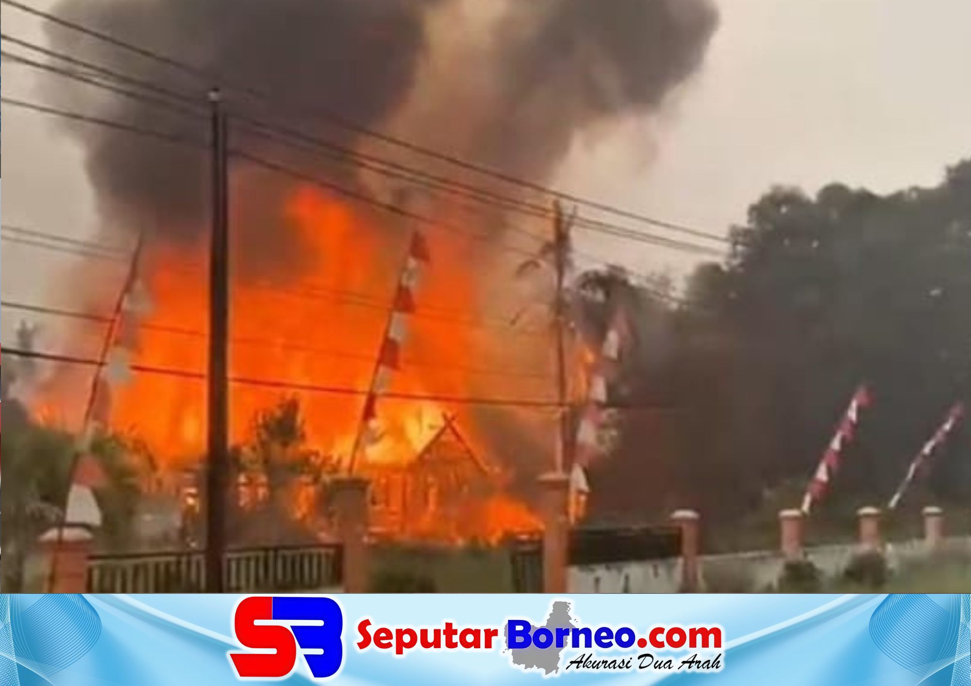 Api yang berkobar dan melalap bangunan mess guru SMPN 1 Pematang Karau, Senin (14/9/2026) sore.FOTO: ISTIMEWA/SB