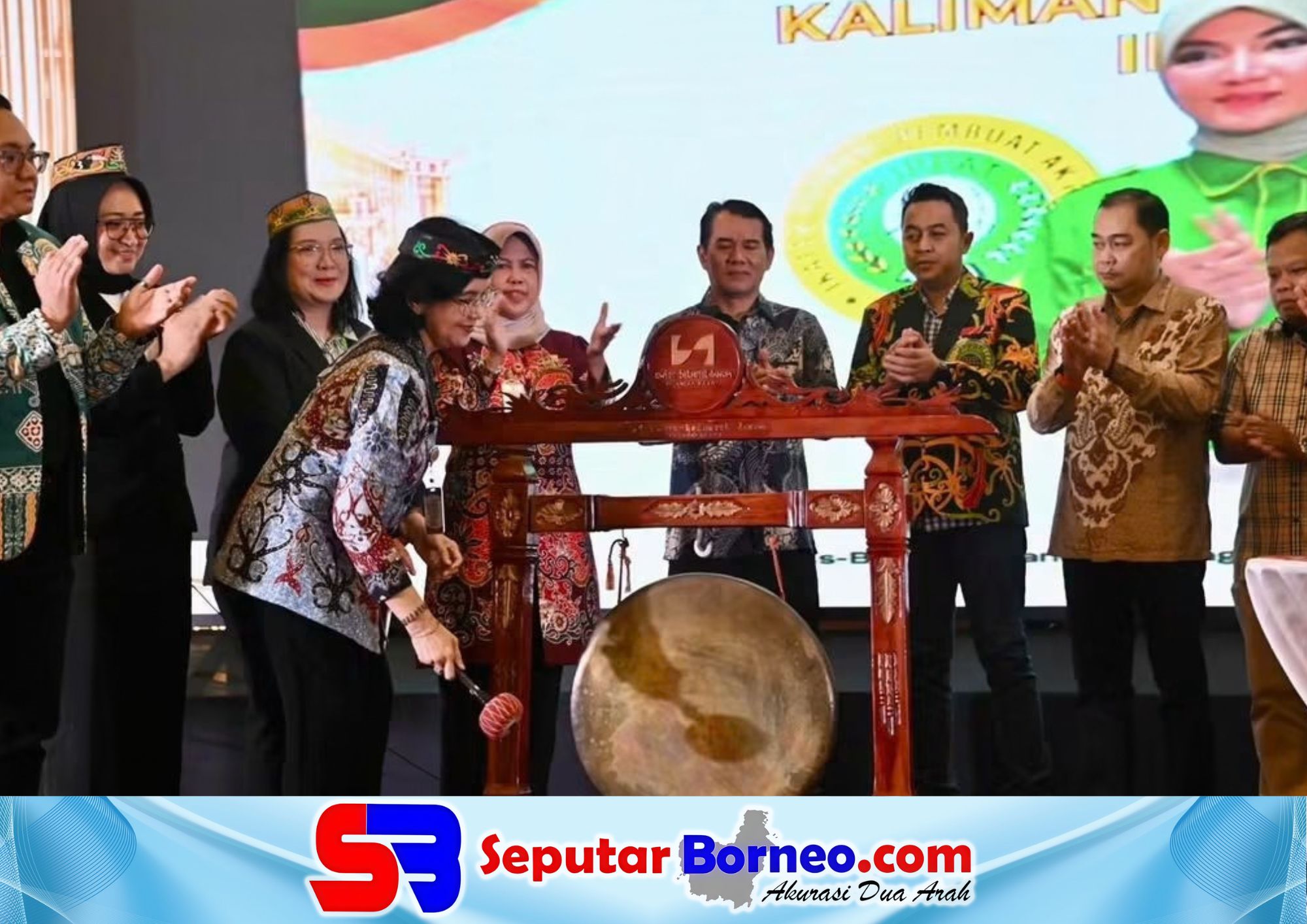 Sekda Kalteng, Linae Victoria Aden memukul gong tanda peringatan HUT IPPAT dan dimulai Seminar Nasional. (FOTO: ISTIMEWA)