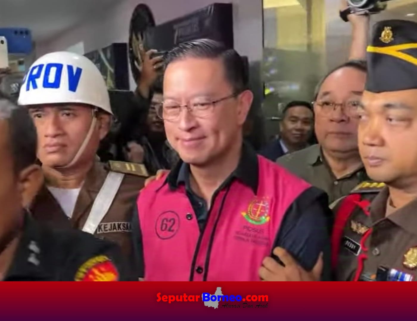 Mantan Menteri Perdagangan RI, Thomas Trikasih Lembong menggunakan baju tahanan saat digiring penyidik Kejagung. (FOTO:KEJAKSAAN AGUNG)