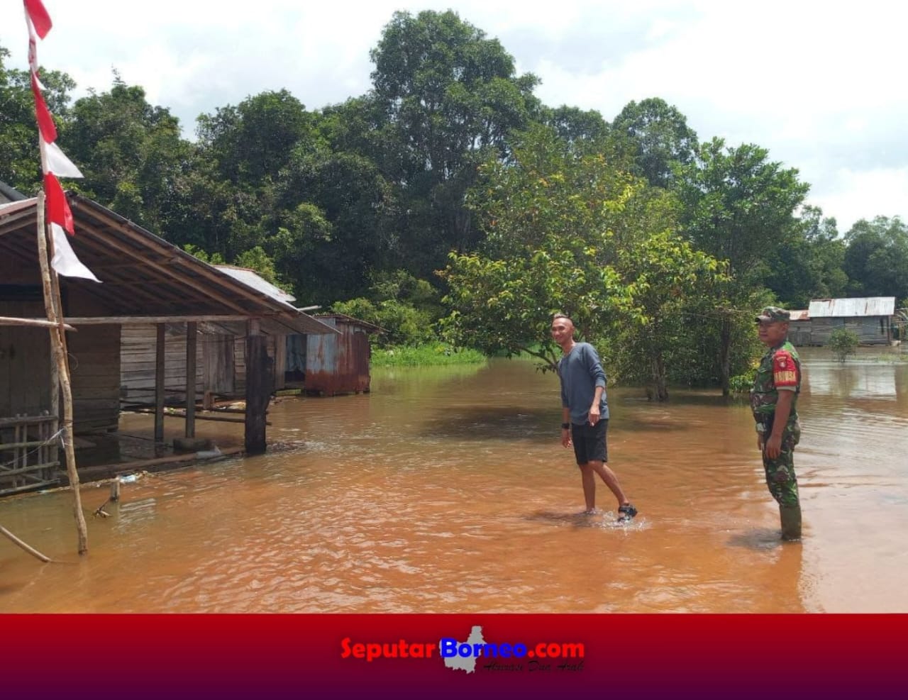 Banjir Rendam Empat Rumah di Desa Petarikan, Babinsa dan Pemdes Siaga