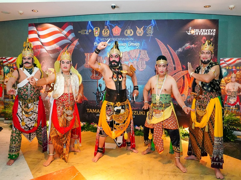 BERMAIN WAYANG : Panglima TNI Laksamana Yudo Margono, Kapolri Jenderal Listyo Sigit Prabowo dan seluruh Kepala Staf TNI berperan dalam pagelaran wayang orang. (FOTO:ISTIMEWA)