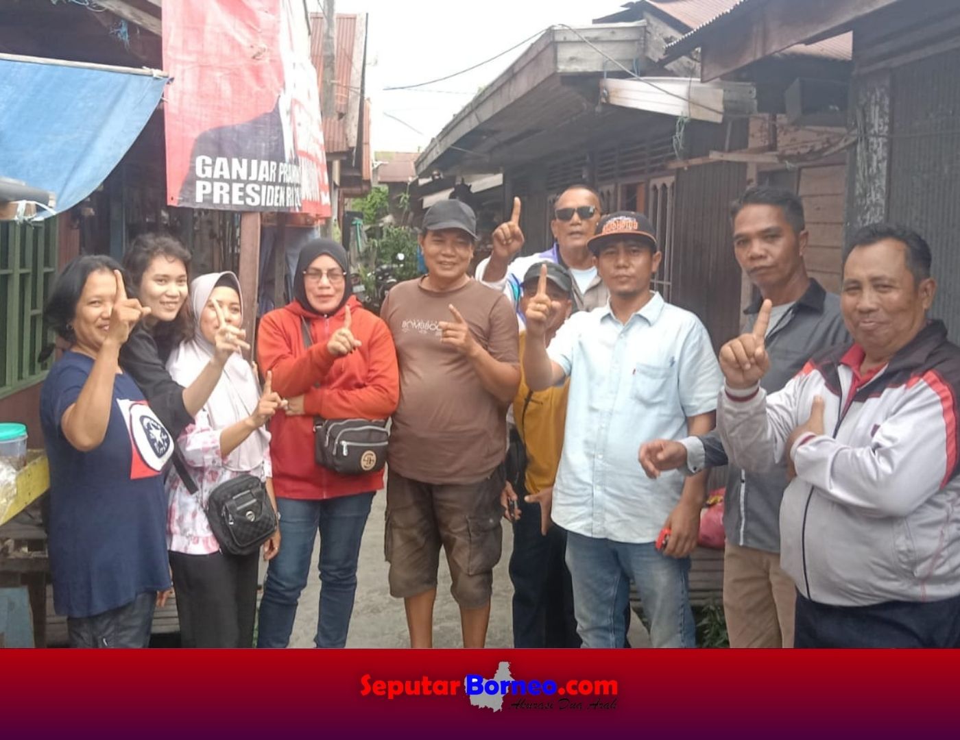 Caleg nomor urut 1Dapil 1 dari  Hanura, Pahala Aritonang ST (kemenja biru) berfoto bersama warga Kelurahan Selat Tengah. (FOTO: ISTIMEWA)