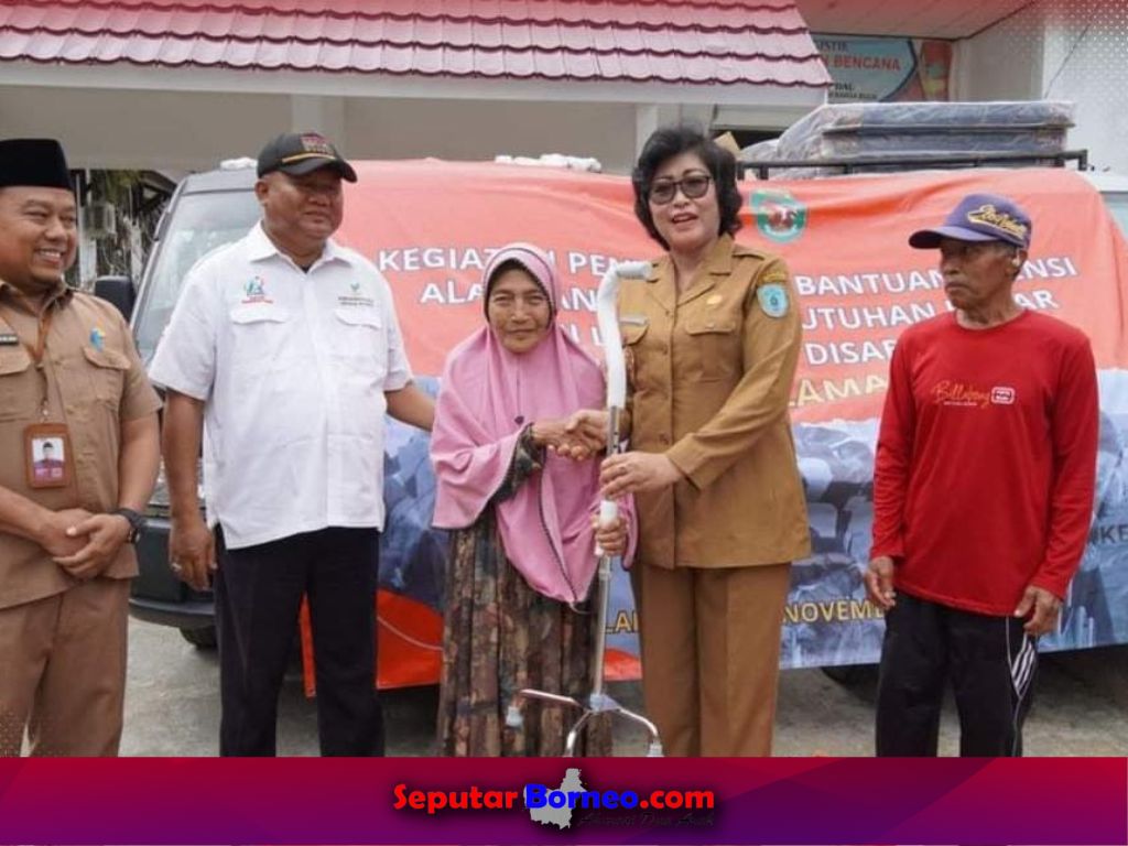 Pemkab Lamandau Serahkan Bantuan Bagi Lansia dan Disabilitas