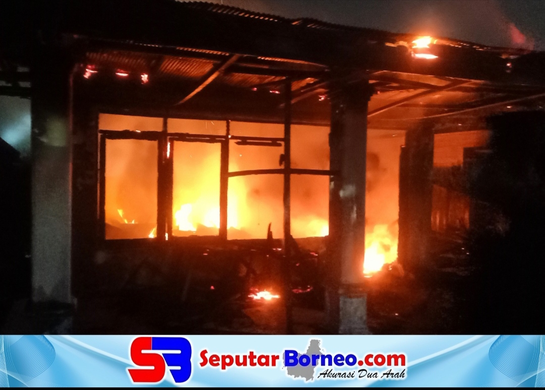 Rumah Warga MB Ketapang Berkobar, Petugas Berjuang Cari Air Tengah Kemarau