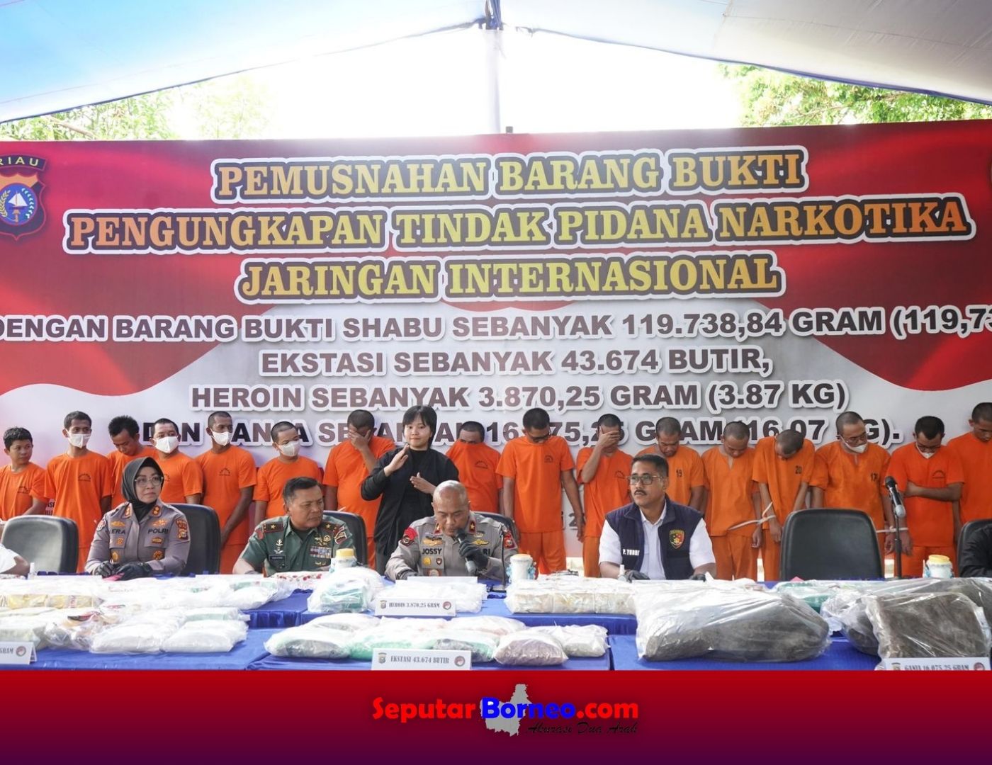Polda Riau ketika melaksanakan pemusnahan barang bukti narkoba hasil pengungkapan. (FOTO:POLISI)