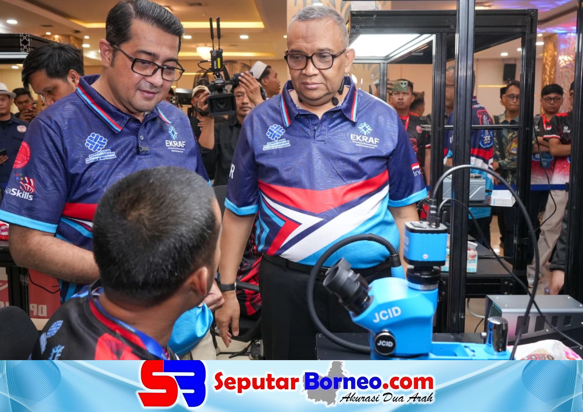 Wakil Menteri Ketenagakerjaan (Wamenaker) Afriansyah Noor dan Menteri Ekonomi Kreatif Teuku Riefky Harsya berbincang dengan salah satu teknisi dalam kegiatan Circuit Global Championship (CGC) Indonesia 2026: Mobile Phone Repair Exhibition & Competition yang digelar Asosiasi Teknisi Ponsel Indonesia (TESPOIN) di Jakarta, Sabtu (26/9/2026).FOTO: BIRO HUMAS KEMENAKER/SB