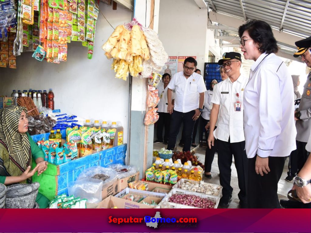 Pj Bupati Kabupaten Lamandau, Lilis Suriani didampingi sejumlah kepala OPD meninjau harga bahan pokok di sejumlah pasar. (FOTO:ISTIMEWA)