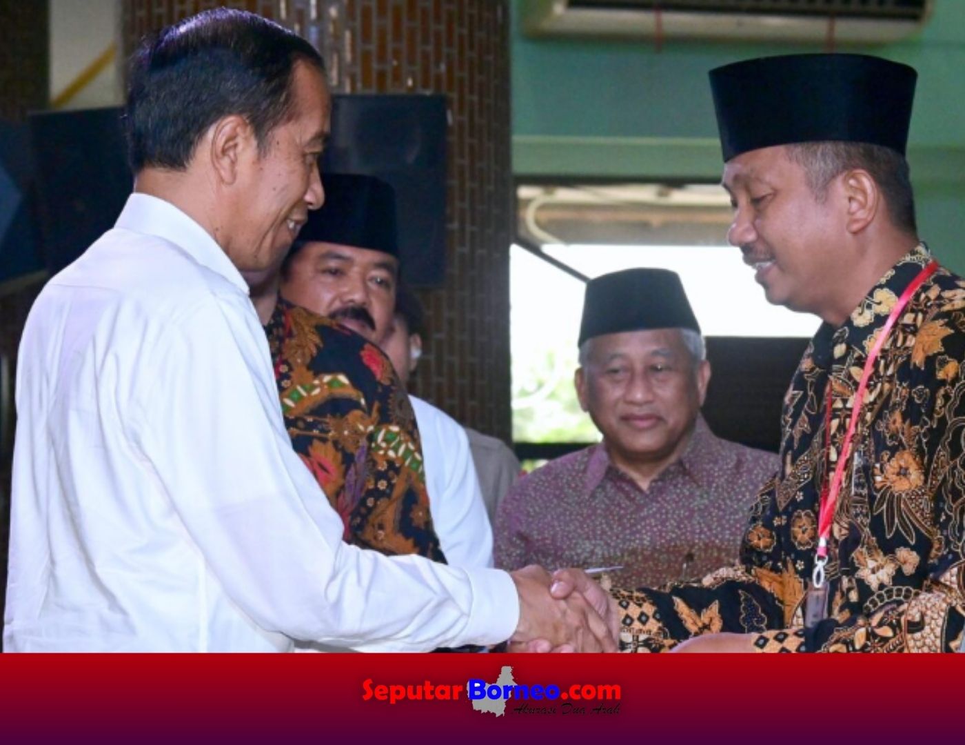 Presiden Joko Widodo menyerahkan 1.000 sertifikat tanah wakaf kepada para penerima yang dipusatkan di Masjid Agung Sidoarjo, Kabupaten Sidoarjo, Provinsi Jawa Timur. (FOTO:BPMI SETPRES)