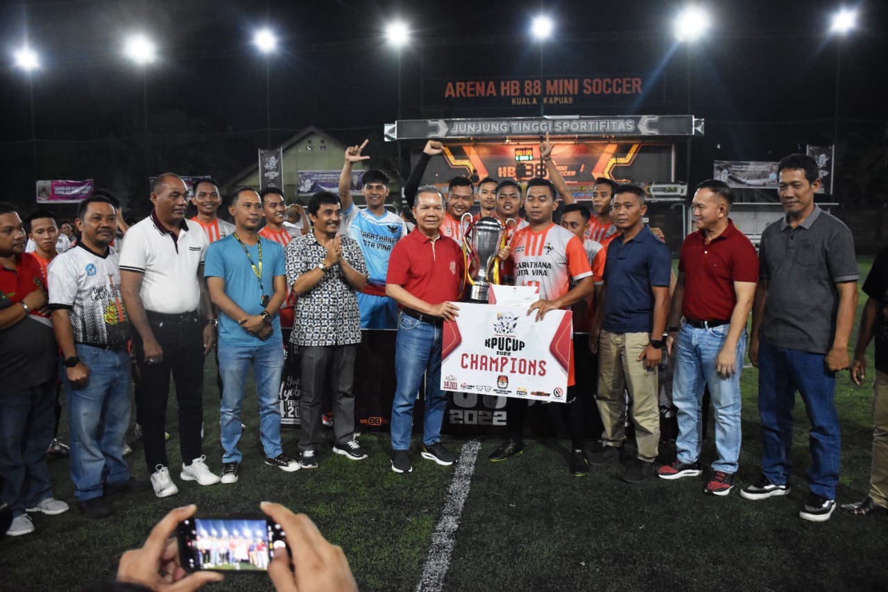 Ben Brahim Serahkan Piala Kepada Juara Turnamen Mini Soccer KPU CUP 2022