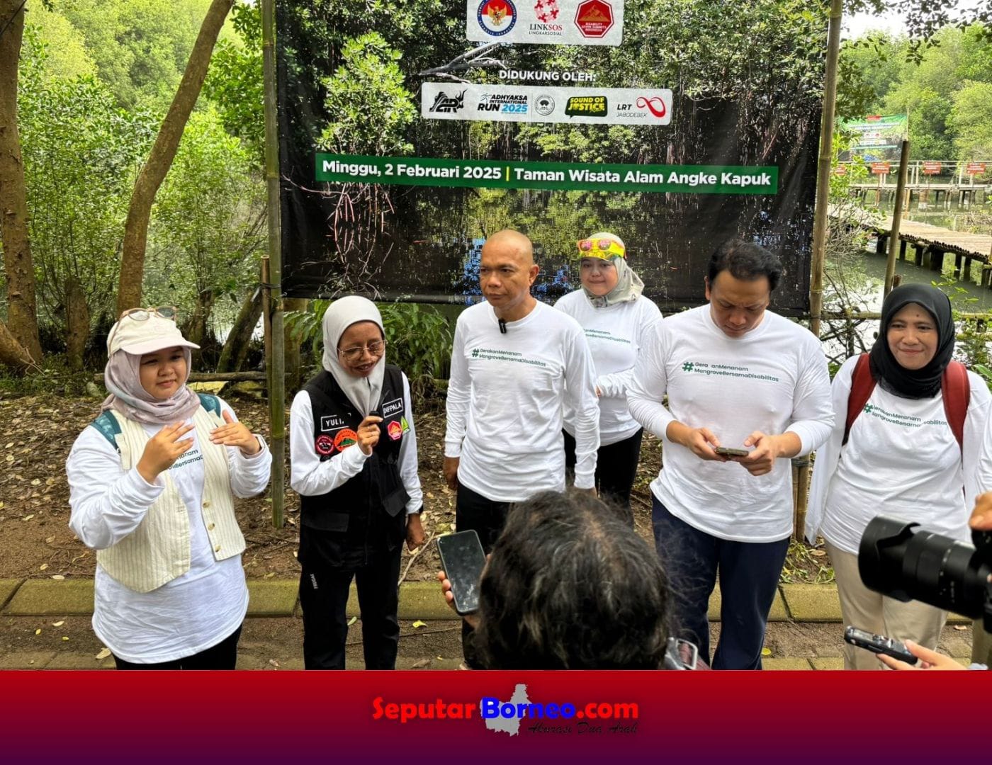 JAM-Intelijen Reda Manthovani menanam pohon mangrove di Pantai Indah Kapuk. (FOTO:KEJAGUNG)