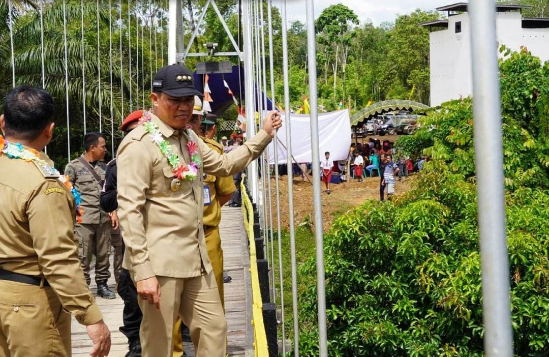 Resmikan Jembatan Gantung Desa Belibi, Ini Pesan Bupati Lamandau