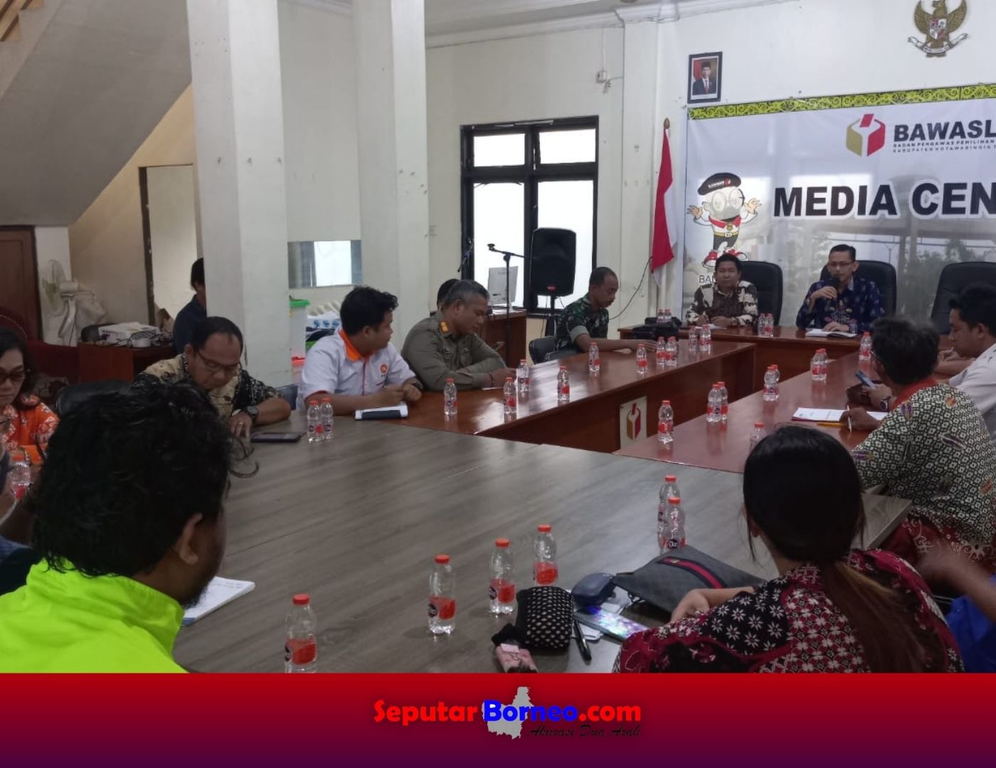 Bawaslu Kotim melaksanakan rapat dalam persiapan penertiban APK langgar aturan. (FOTO:ISTIMEWA)