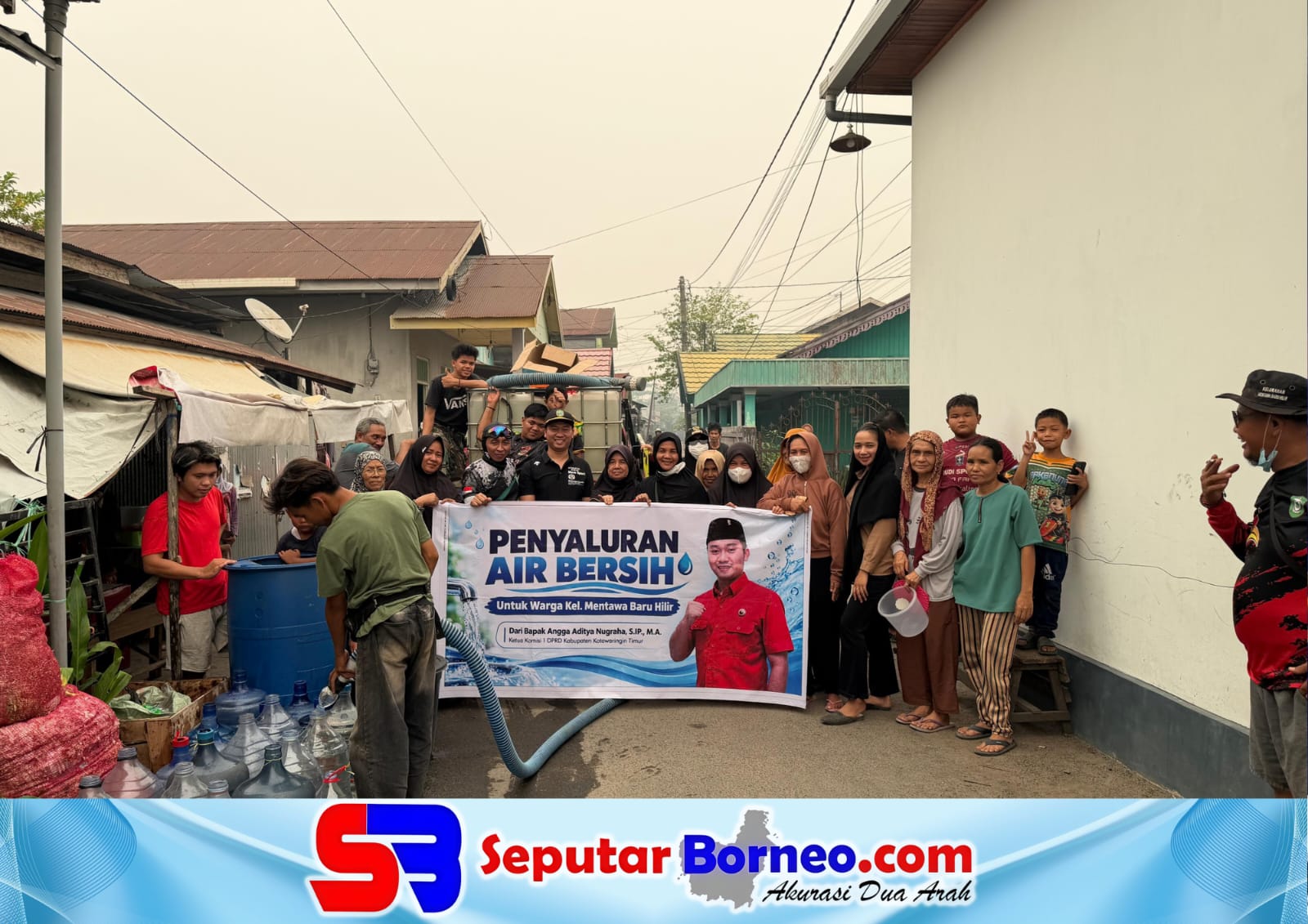 Ketua Komisi I DPRD Kotim, Angga Aditya Nugraha menyalurkan bantuan air bersih kepada warga Kelurahan Mentawa Baru Hilir, Kecamatan Mentawa Baru Ketapang, Minggu (11/10/2026). (FOTO:ISTIMEWA)