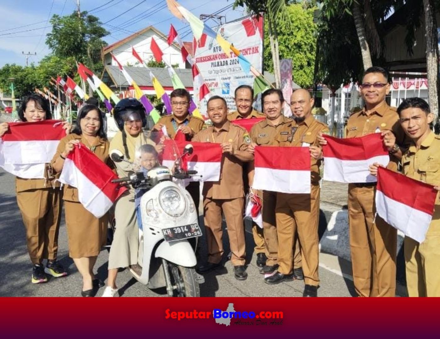 Disdik Kapuas Bagikan Bendera Merah Putih