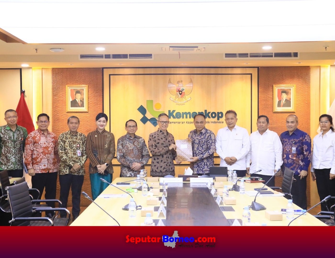 Kemenkop Serahkan Daftar Koperasi Sektor Jasa Keuangan kepala OJK