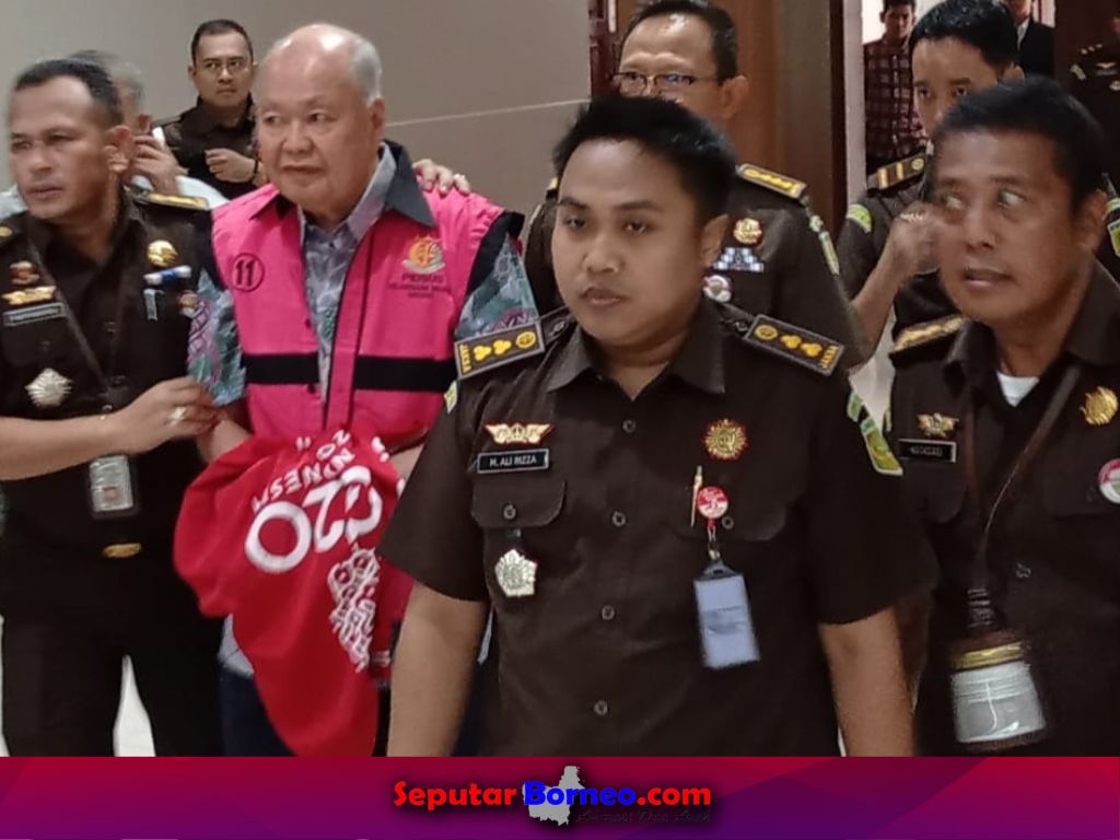 Mujianto menggunakan baju tahanan saat digiring jaksa untuk ditempatkan di Lapas Tanjung Gusta Medan. (FOTO:ISTIMEWA)