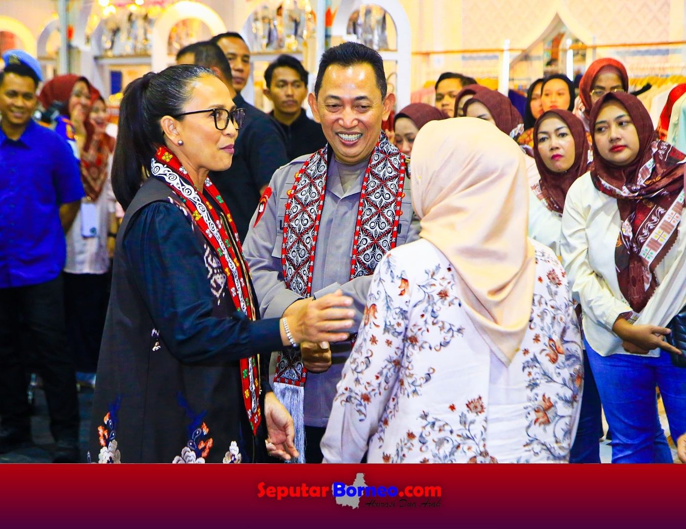 Kapolri Jenderal Polisi Drs. Listyo Sigit Prabowo meninjau Bazar Kreasi Bhayangkari Nusantara 2025 di JCC. (FOTO:ISTIMEWA)