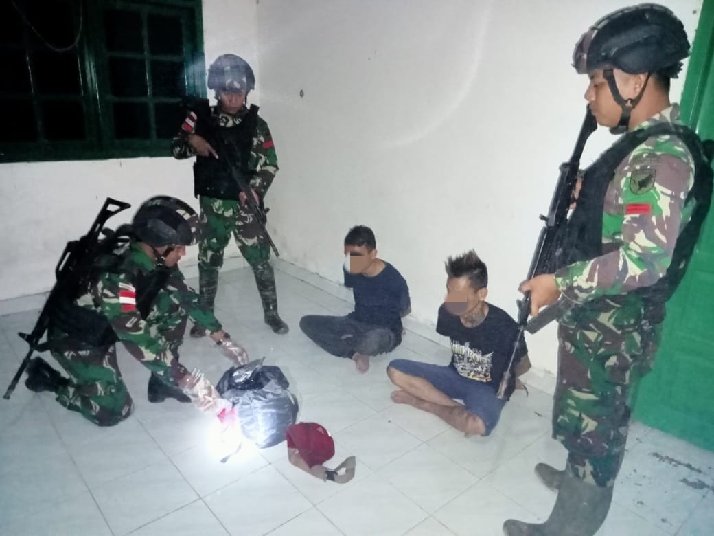 TNI Amankan Dua Penyelundup 7,1 Kg Sabu di Jalur Tikus Perbatasan