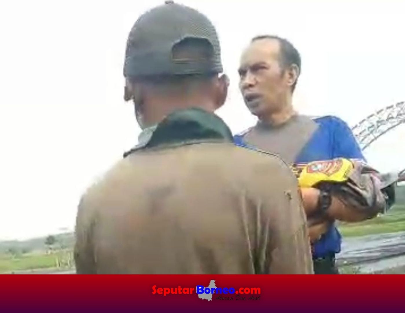 Bhabinkamtibmas, Aipda Hendra Soegihartono saat menggendong jasad bayi yang dibungkus dengan baju seragan polisinya. (FOTO:ISTIMEWA)