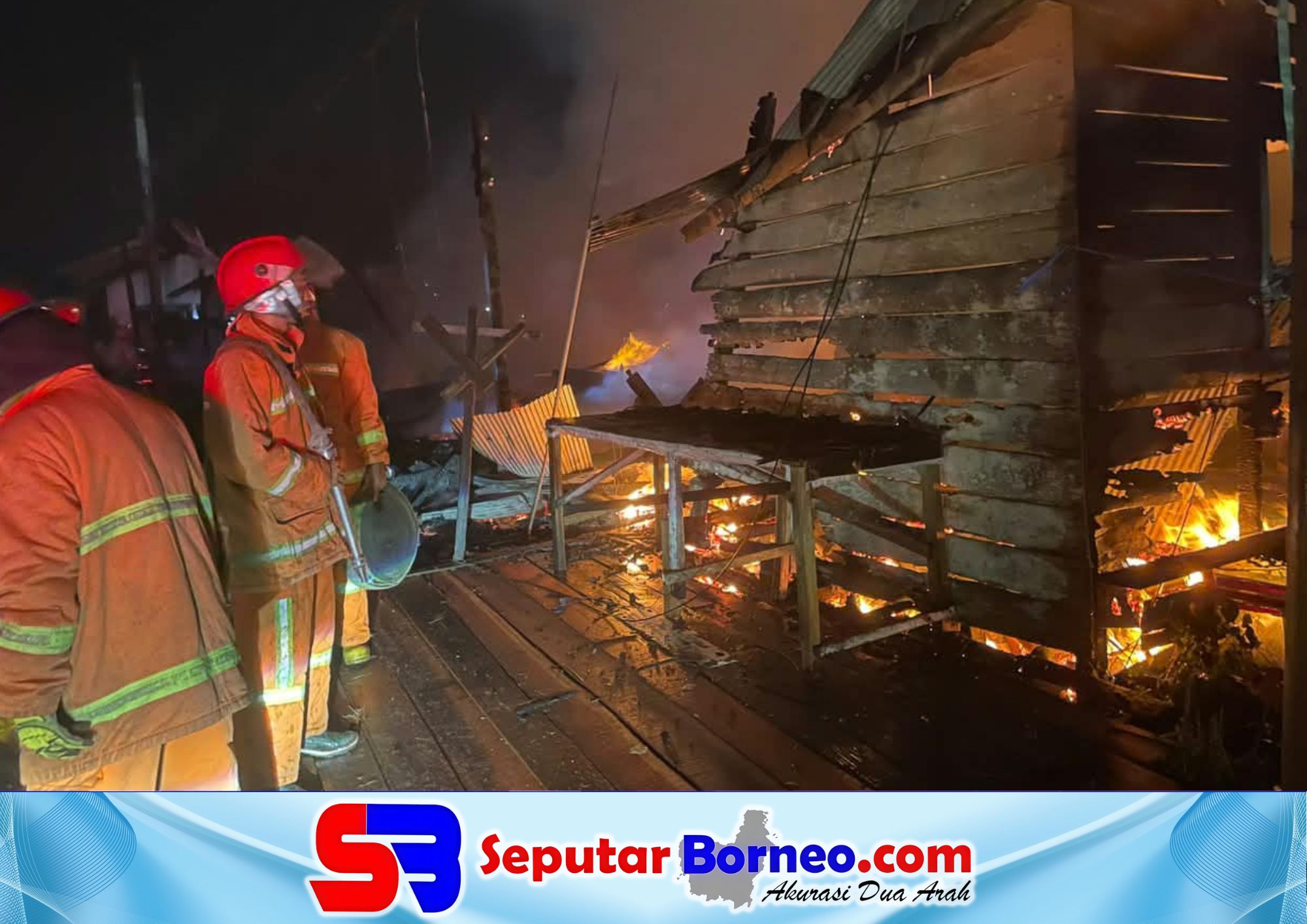 Tampak kobaran api membakar rumah warga di Jalan Iskandar Sampit. (FOTO: ISTIMEWA)