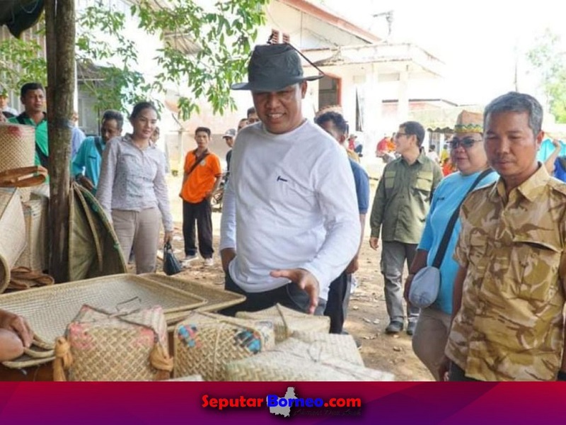 Bupati Kabupaten Lamandau, Hendra Lesmana saat melihat hasiL kerajian tangan warga. (FOTO:ISTIMEWA)