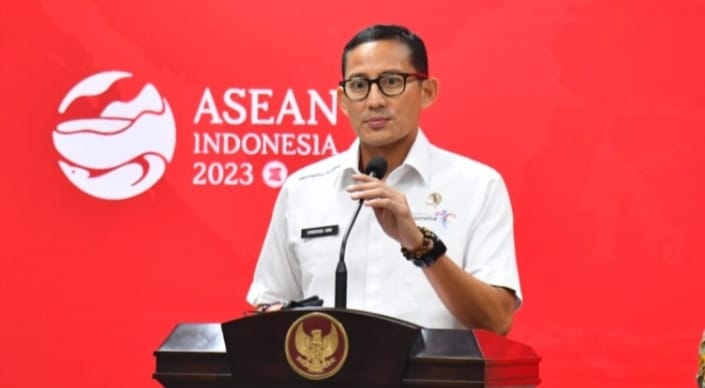 MENYAMPAIKAN : Menteri Pariwisata dan Ekonomi Kreatif (Menparekraf) Sandiaga Uno menyampaikan keterangannya di Kantor Presiden, Jakarta, Senin, 30 Januari 2023, usai mengikuti rapat terbatas yang dipimpin oleh Presiden Joko Widodo. (FOTO:BPMI SETPRES)