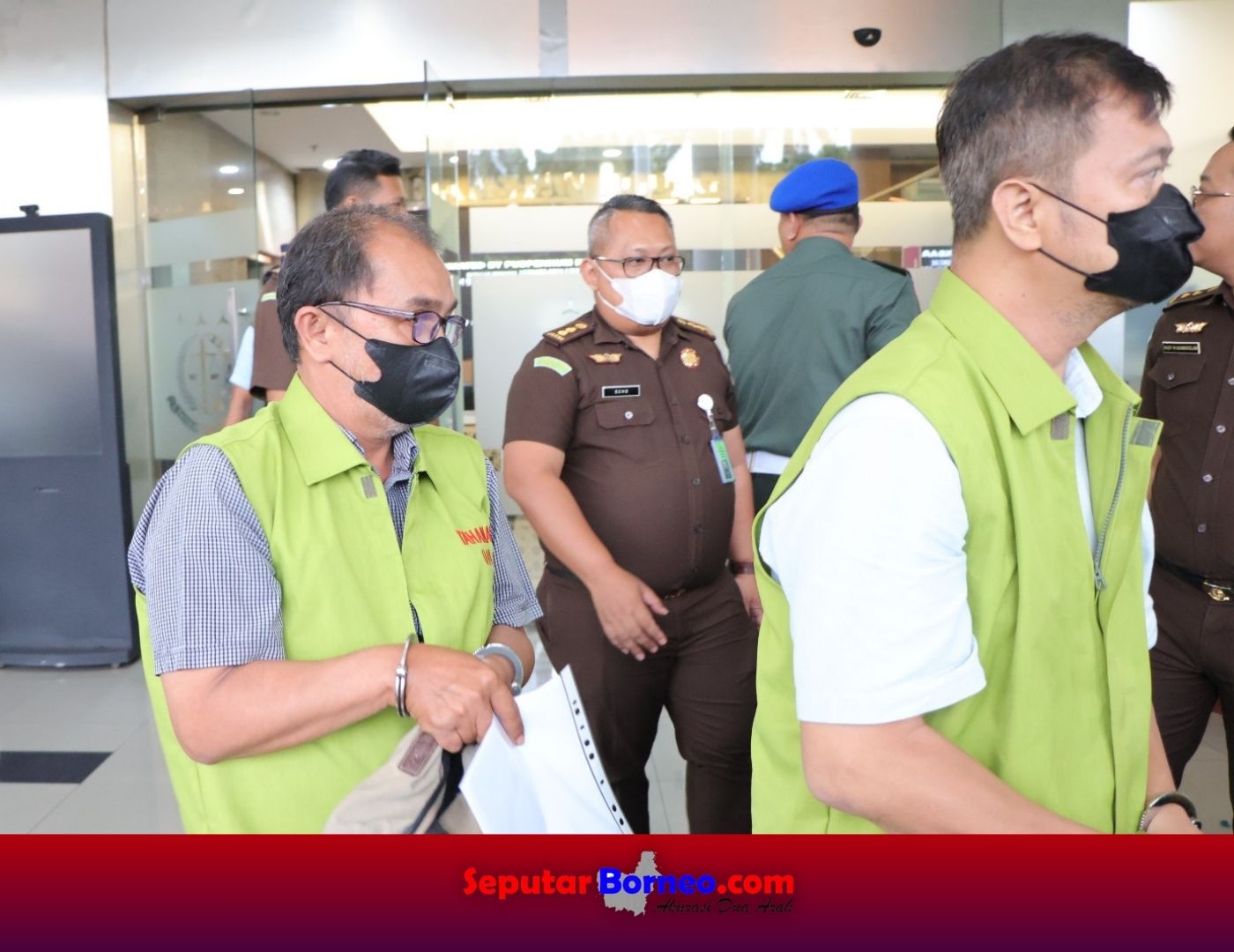 Para tersangka menggunakan baju tahanan saat digiring oleh petugas kejaksaan. (FOTO:ISTIMEWA)