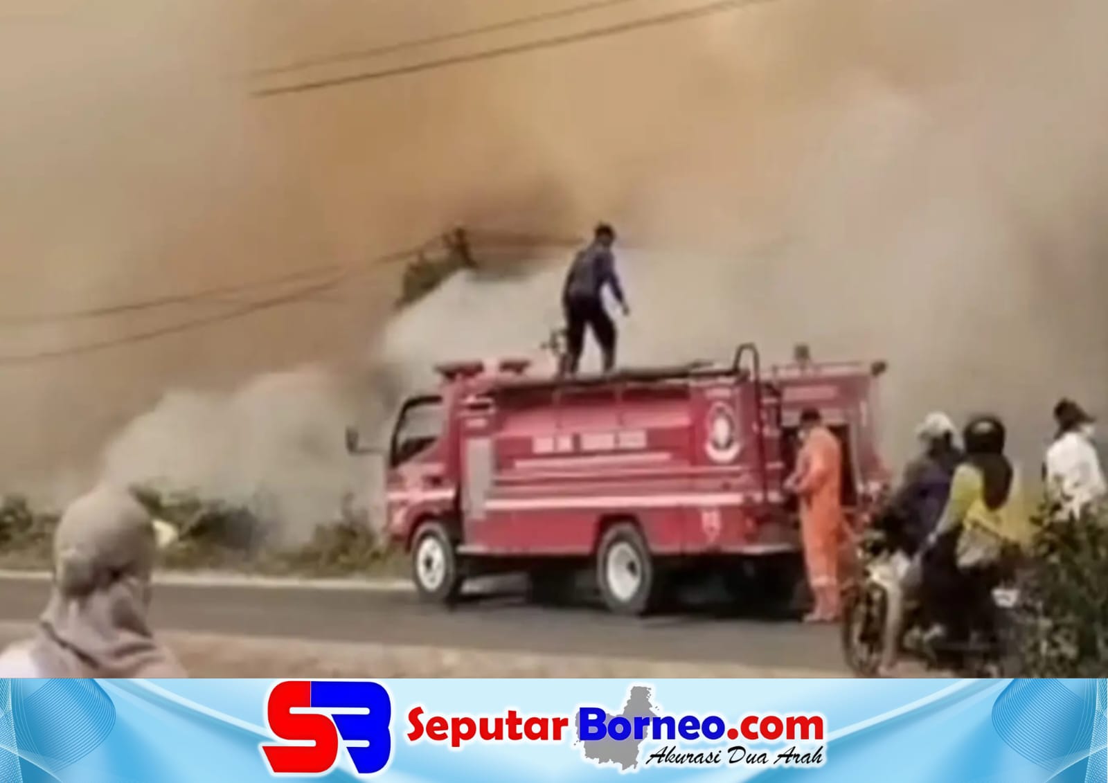 Tampak petugas berusaha memadamkan karhutla yang membesar di sekitar Kantor Kecamatan Mentaya Hilir Selatan. (FOTO:ISTIMEWA)