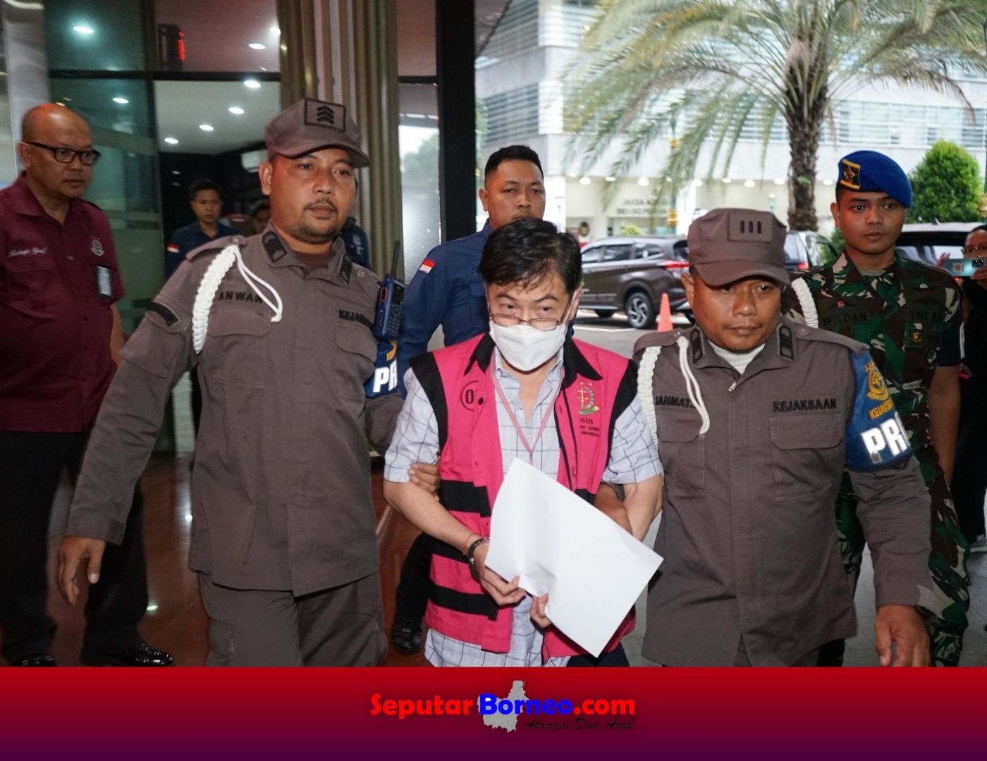 Tersangka BS saat digiring Tim Penyidik Direktorat Penyidikan Jaksa Agung Muda Bidang Tindak Pidana Khusus. (FOTO:ISTIMEWA)