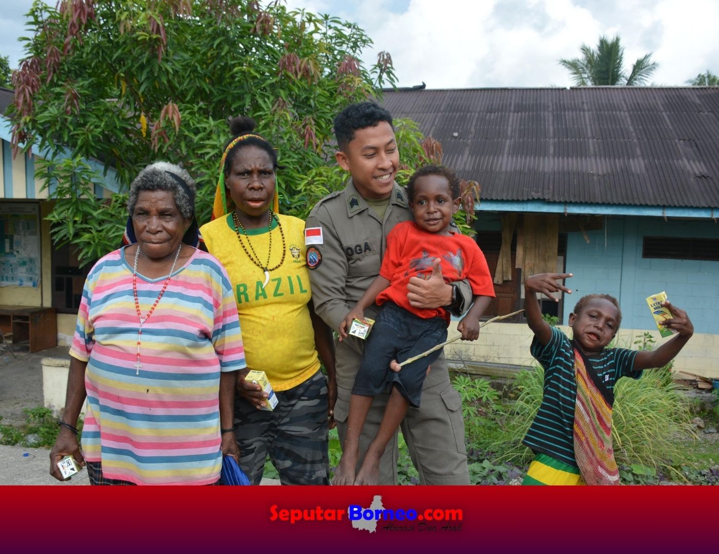 Briptu Yoga Yandika Bagikan Susu Kepada Anak-Anak Papua saat Bertugas Jaga Kedamaian