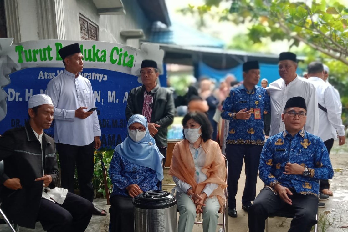 Sampaikan Duka, Bupati Pulpis Didampingi Sekda Melayat di Kediaman H. Masrawan