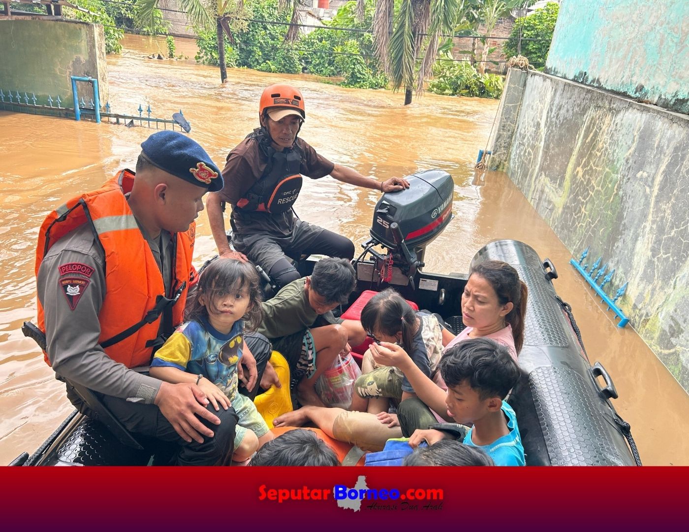 Tim SAR Batalyon D Resimen II Pasukan Pelopor Korps Brimob Polri saat mengevakuasi warga yang terdampak banjir. (FOTO:POLISI)