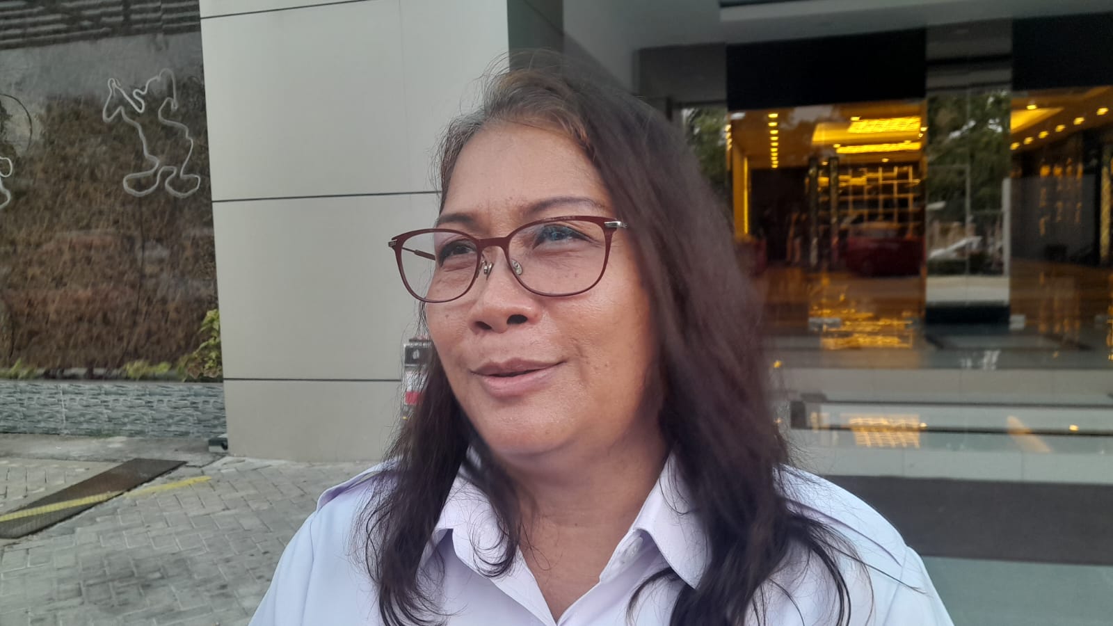 MENYAMPAIKAN : Wakil Ketua Komisi I DPRD Kalteng, Kuwu Senilawati sewaktu diwawancara  oleh wartawan.  (FOTO:SYAHYUDI)