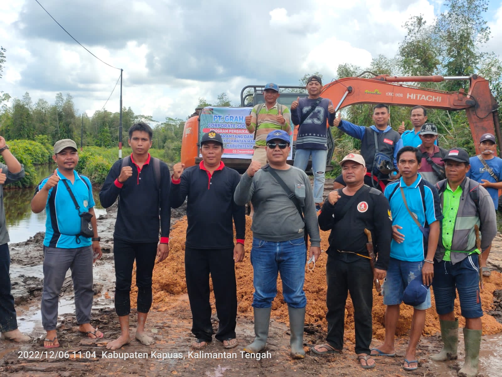 PT GIJ Bantu Perbaikan Jalan di Wilayah Kapuas