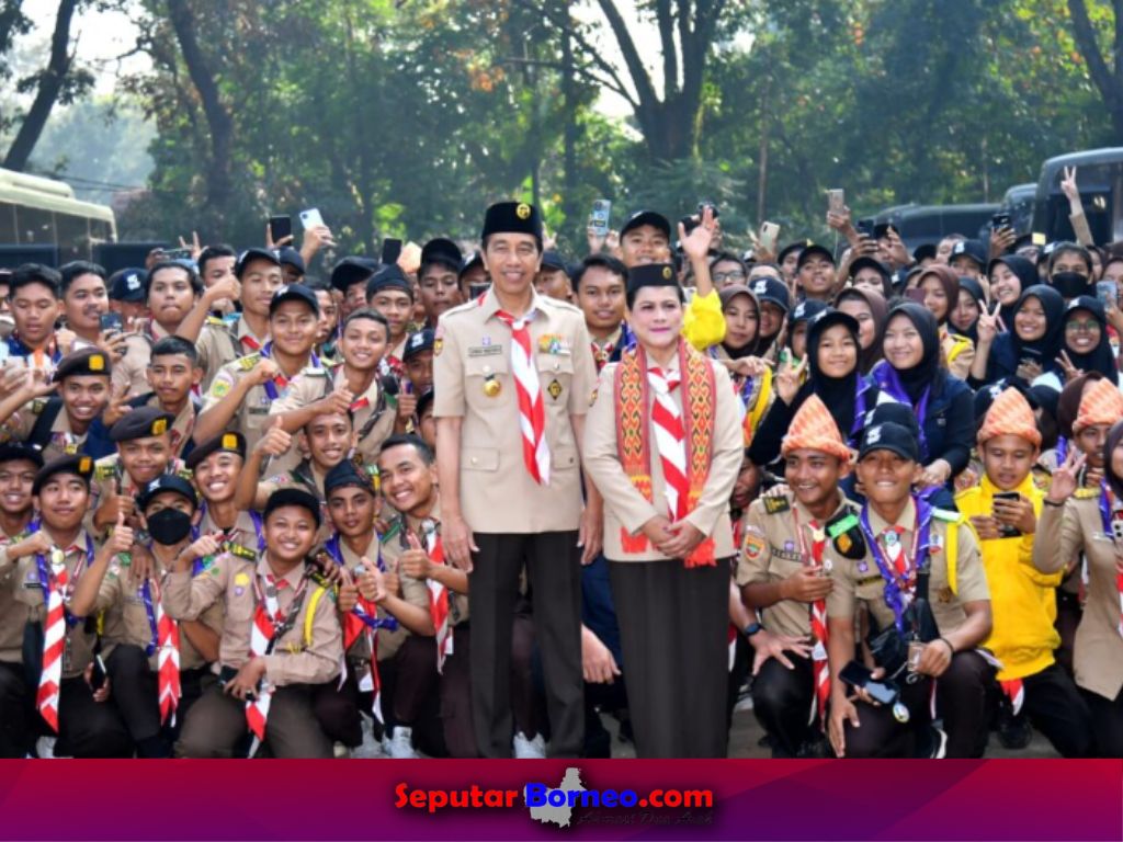 Presiden RI, Joko Widodo didampingi istri berfoto bersama dengan peserta Raimuna Nasional XII Gerakan Pramuka Tahun 2023. (FOTO:BPMI SETPRES)