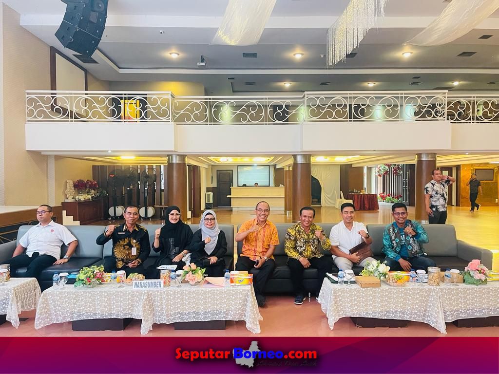 Kasi Penkum Kejati Kalsel, Yuni Priyono SH MH foto bersama dengan narasumer lain pada kegiatan Pembinaan Komunitas Remaja. (FOTO:ISTIMEWA)