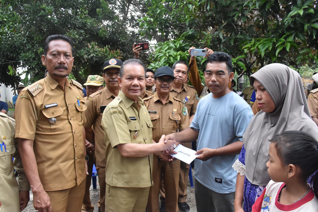 Ben Brahim Sambangi dan Beri Bantuan Korban Kebakaran di Desa Bandar Mekar