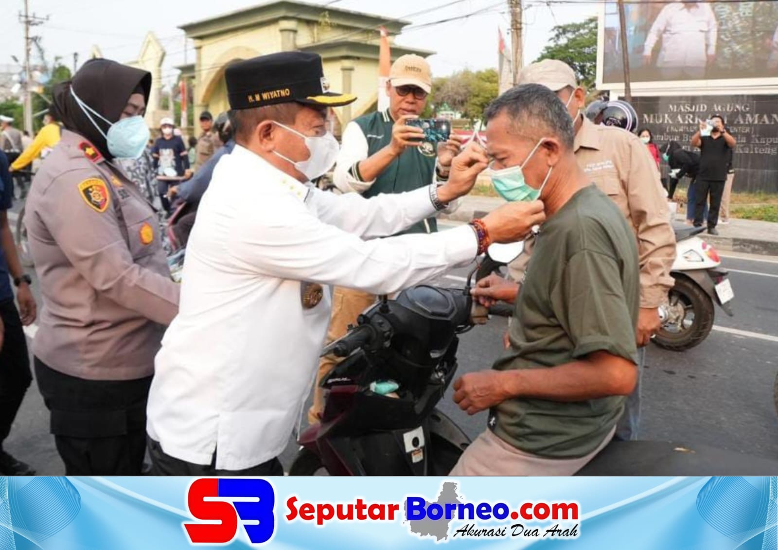 Bupati Kapuas Turun Bagikan Masker