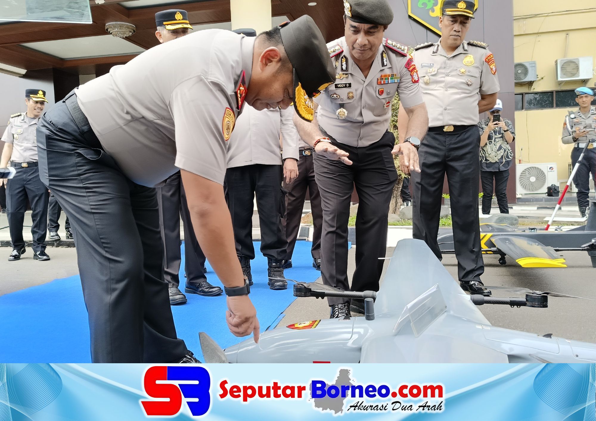 Wakapolda Kalteng, Brigjen Pol Hendra Wirawan mengecek sejumlah drone untuk melaksanakan patroli udara pencegahan karhutla. (FOTO: SEPUTAR BORNEO)