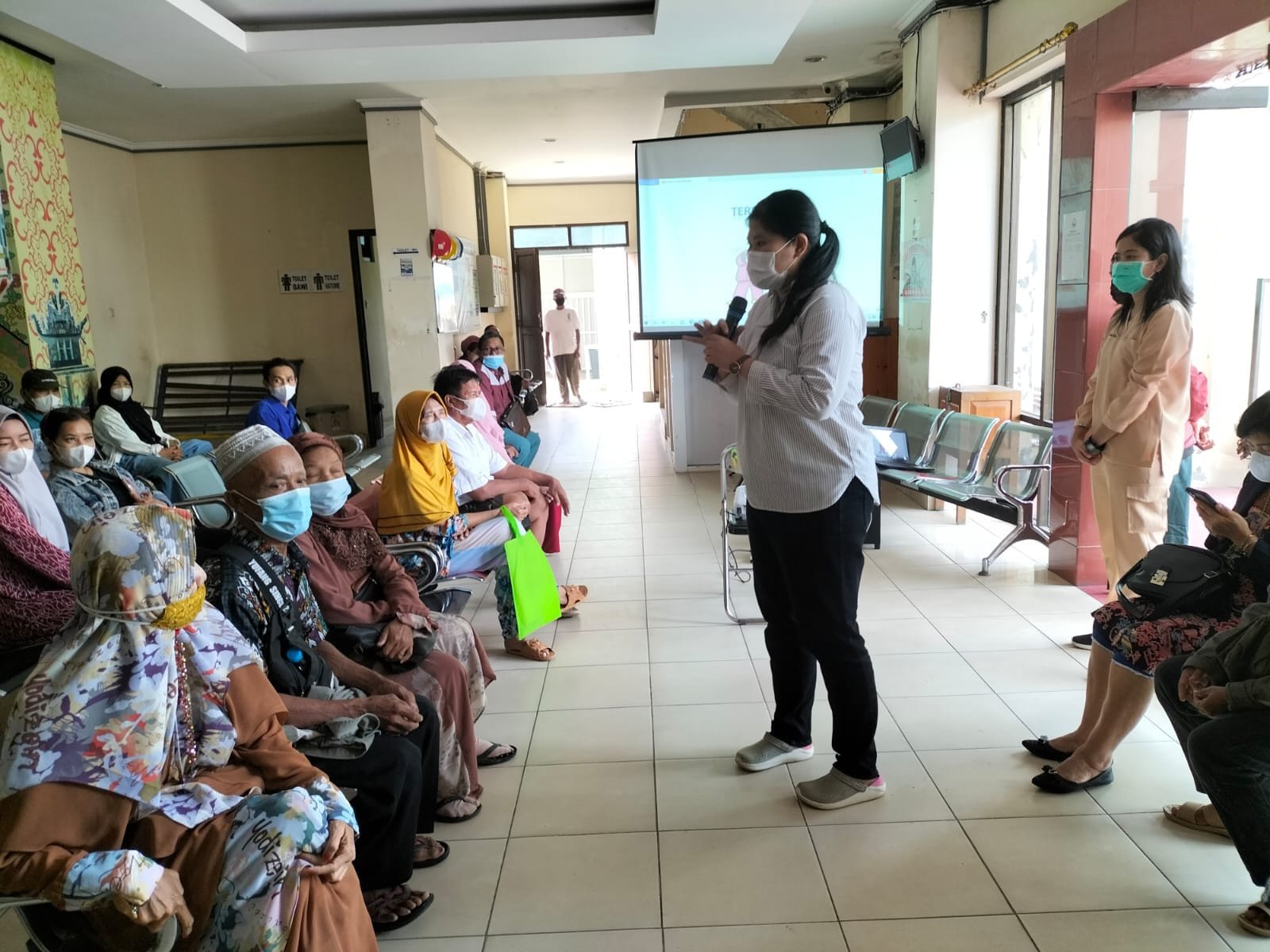 Penyuluhan Kesehatan Tentang Penyakit Kepada Pengunjung di RSUD Kapuas