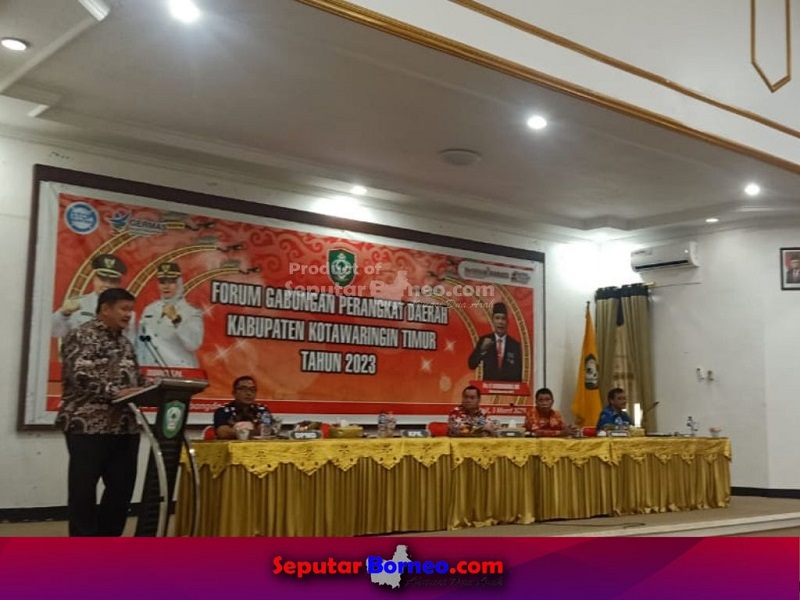 SAMBUTAN : Devisi Pencegahan KPK RI, Frismon Wongso saat memberikan sambutan dalam pertemuan dengan Bupati Kotim H Halikinnor di aula Bappelitbangda Kotim. (FOTO:SEPUTAR BORNEO)