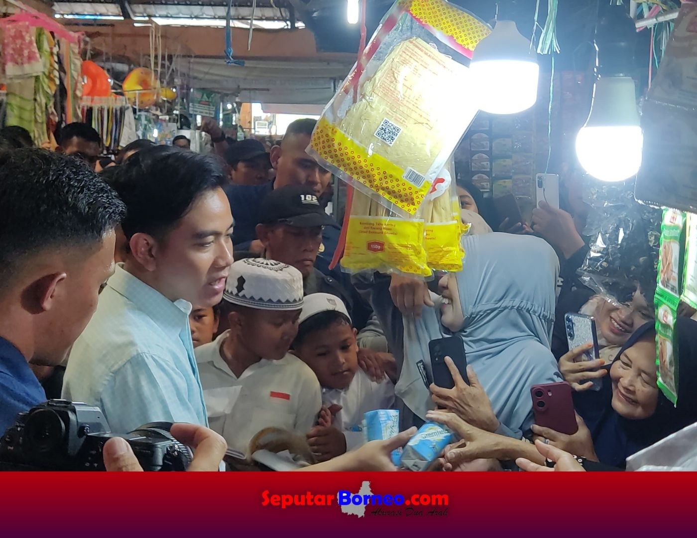 Wakil Presiden RI, Gibran Rakabuming melaksanakan kunjungan ke Pasar Kahayan Kota Palangka Raya, Senin (4/11/2024). (FOTO:SEPUTAR BORNEO)