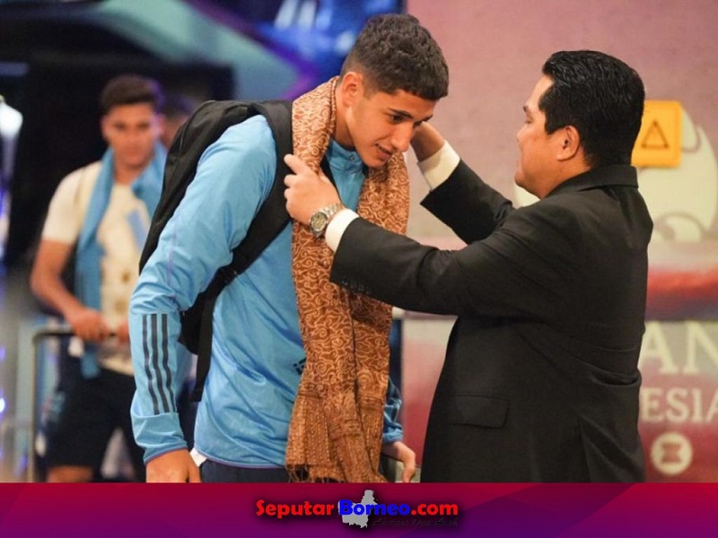 Kedatangan Timnas Argentina, Ketua PSSI Erick Thohir Kalungkan Kain Dari Timor