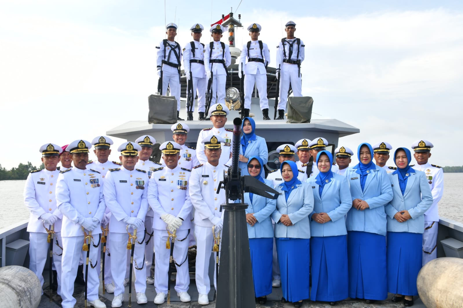 Peringati Hari Dharma Samudera, TNI AL Banjarmasin Tabur Bunga di Laut